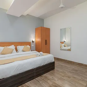 Hotel De Luxe Basai Road